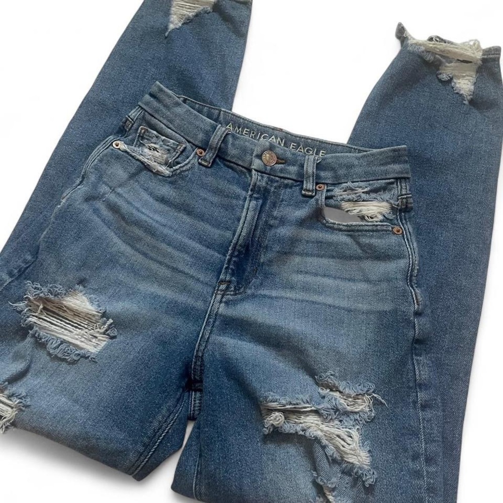 2020 AEO Distressed Curvy Mom Jeans • Size - 0